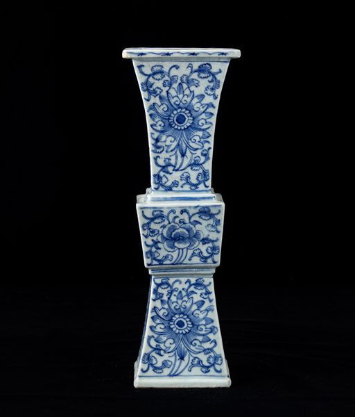Vaso Gu in porcellana bianca e blu con decori floreali, Cina, Dinastia Qing, XIX secolo  - Asta Arte Orientale   - Associazione Nazionale - Case d'Asta italiane
