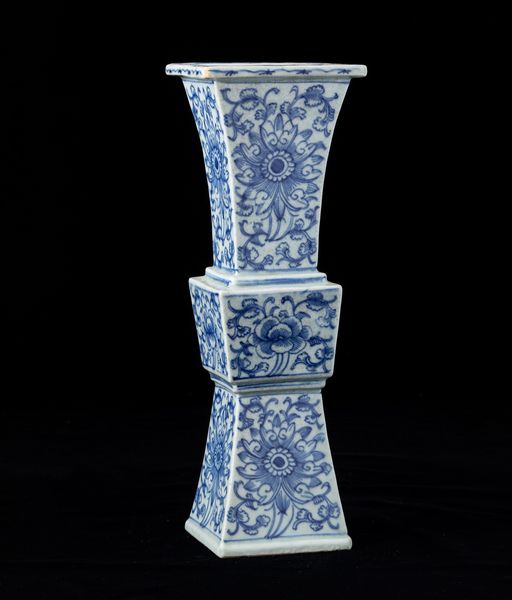 Vaso Gu in porcellana bianca e blu con decori floreali, Cina, Dinastia Qing, XIX secolo  - Asta Arte Orientale   - Associazione Nazionale - Case d'Asta italiane
