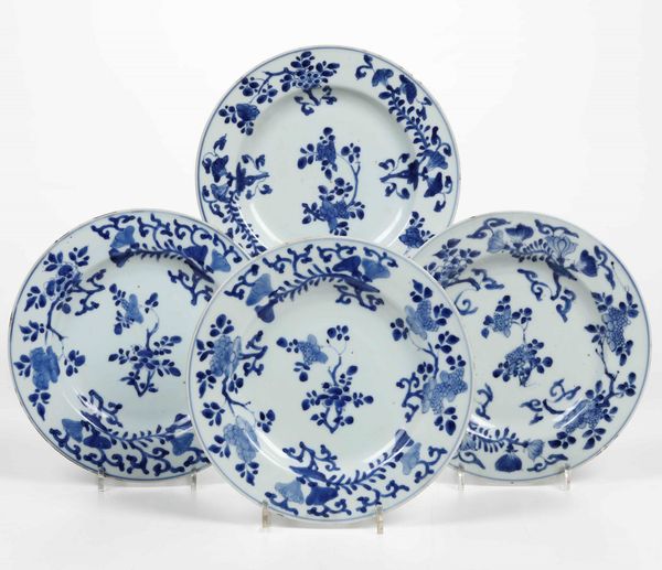 Quattro piatti in porcellana bianca e blu con decori floreali, Cina, Dinastia Qing, epoca Qianlong (1736-1796)  - Asta Arte Orientale   - Associazione Nazionale - Case d'Asta italiane