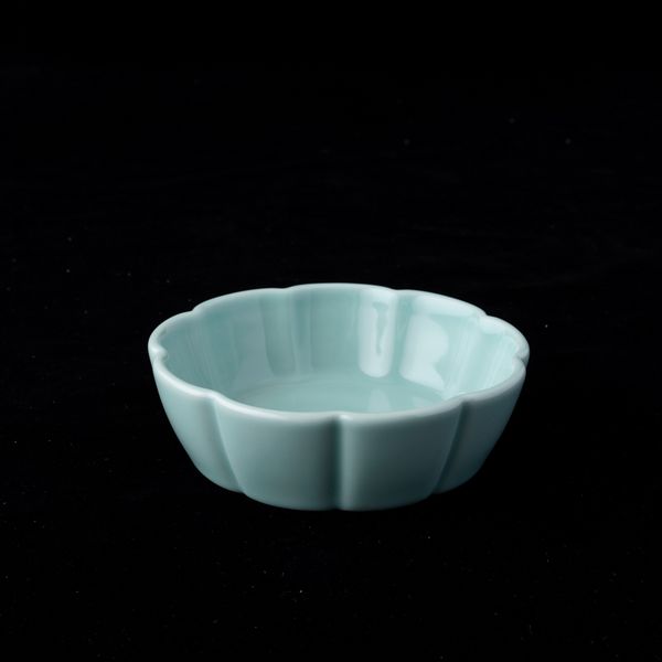 Piccola ciotola polilobata in porcellana monocroma color Celadon, Cina, XX secolo  - Asta Arte Orientale   - Associazione Nazionale - Case d'Asta italiane