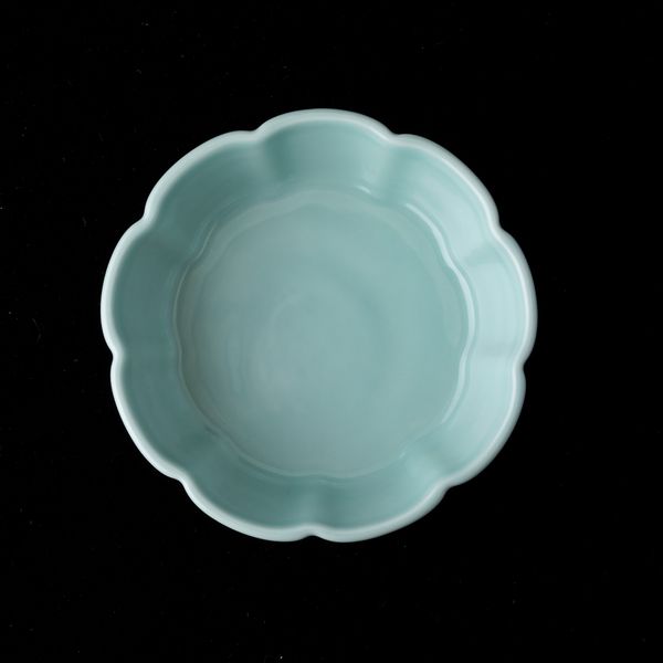 Piccola ciotola polilobata in porcellana monocroma color Celadon, Cina, XX secolo  - Asta Arte Orientale   - Associazione Nazionale - Case d'Asta italiane