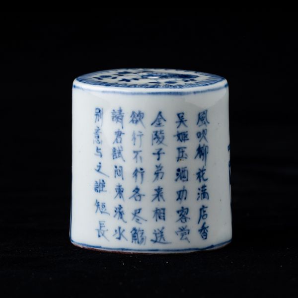 Sigillo in porcellana bianca e blu con figura di saggio, iscrizioni e decori floreali, Cina Dinastia Qing, XIX secolo  - Asta Arte Orientale   - Associazione Nazionale - Case d'Asta italiane