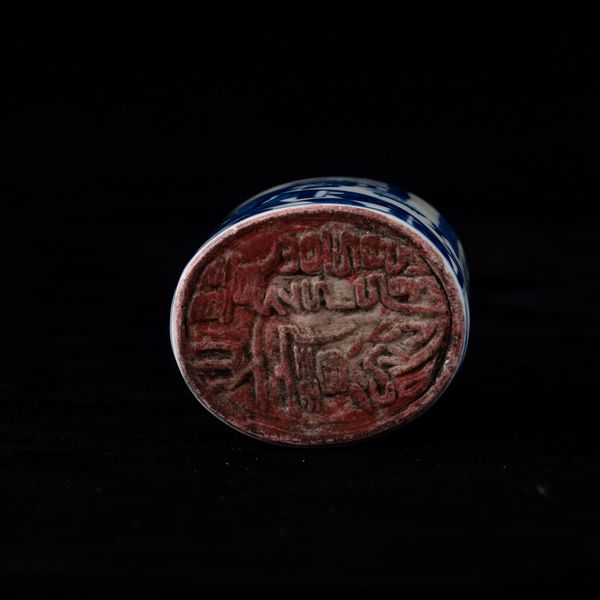 Sigillo in porcellana bianca e blu con figura di saggio, iscrizioni e decori floreali, Cina Dinastia Qing, XIX secolo  - Asta Arte Orientale   - Associazione Nazionale - Case d'Asta italiane