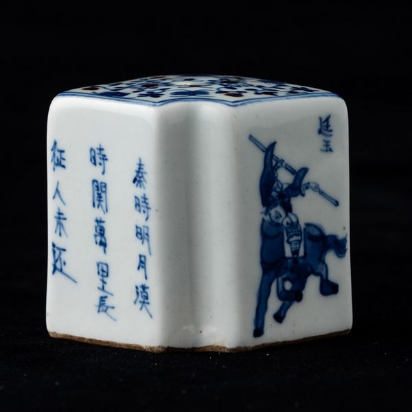 Sigillo in porcellana bianca e blu con iscrizioni, figure di cavalieri e decori floreali, Cina, Dinastia Qing, XIX secolo  - Asta Arte Orientale   - Associazione Nazionale - Case d'Asta italiane