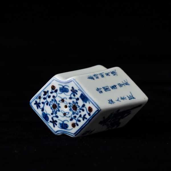 Sigillo in porcellana bianca e blu con iscrizioni, figure di cavalieri e decori floreali, Cina, Dinastia Qing, XIX secolo  - Asta Arte Orientale   - Associazione Nazionale - Case d'Asta italiane