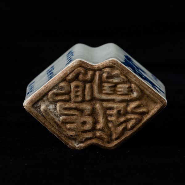 Sigillo in porcellana bianca e blu con iscrizioni, figure di cavalieri e decori floreali, Cina, Dinastia Qing, XIX secolo  - Asta Arte Orientale   - Associazione Nazionale - Case d'Asta italiane