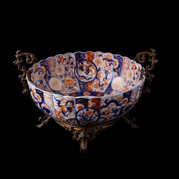 Ciotola in porcellana Imari con decori floreali e soggetti naturalistici entro riserve, Giappone, periodo Meiji (1868-1912)  - Asta Arte Orientale   - Associazione Nazionale - Case d'Asta italiane