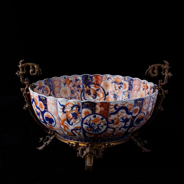 Ciotola in porcellana Imari con decori floreali e soggetti naturalistici entro riserve, Giappone, periodo Meiji (1868-1912)  - Asta Arte Orientale   - Associazione Nazionale - Case d'Asta italiane