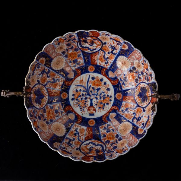 Ciotola in porcellana Imari con decori floreali e soggetti naturalistici entro riserve, Giappone, periodo Meiji (1868-1912)  - Asta Arte Orientale   - Associazione Nazionale - Case d'Asta italiane