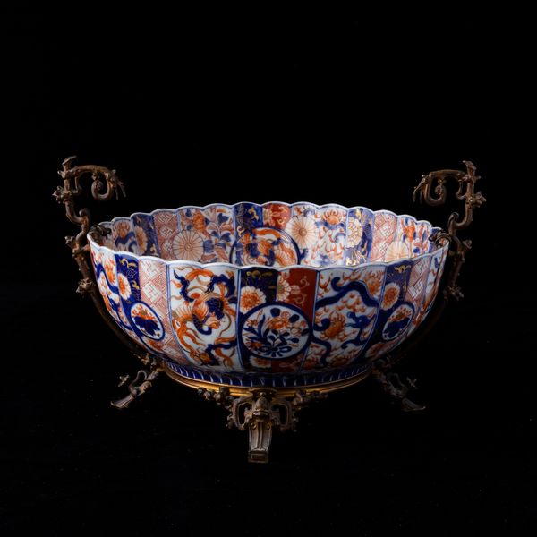 Ciotola in porcellana Imari con decori floreali e soggetti naturalistici entro riserve, Giappone, periodo Meiji (1868-1912)  - Asta Arte Orientale   - Associazione Nazionale - Case d'Asta italiane