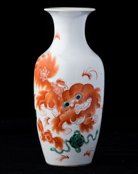 Vaso in porcellana con figura di cane di Pho e iscrizioni, Cina Dinastia Qing, XIX secolo  - Asta Arte Orientale   - Associazione Nazionale - Case d'Asta italiane