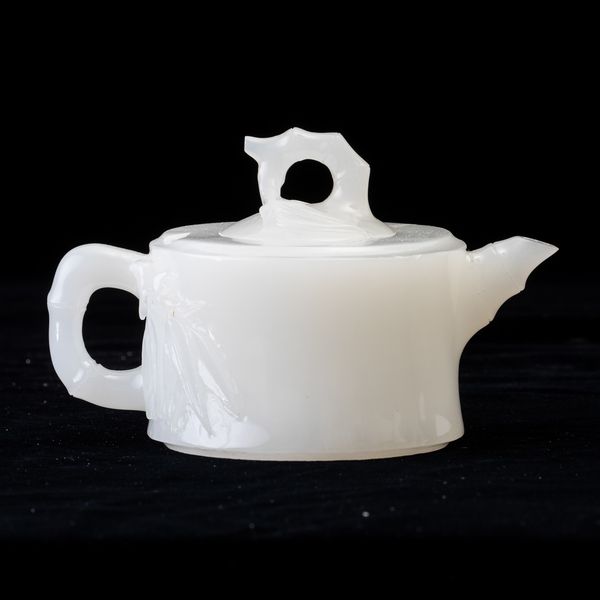 Piccola teiera scolpita in giada bianca, Cina, XX secolo  - Asta Arte Orientale   - Associazione Nazionale - Case d'Asta italiane