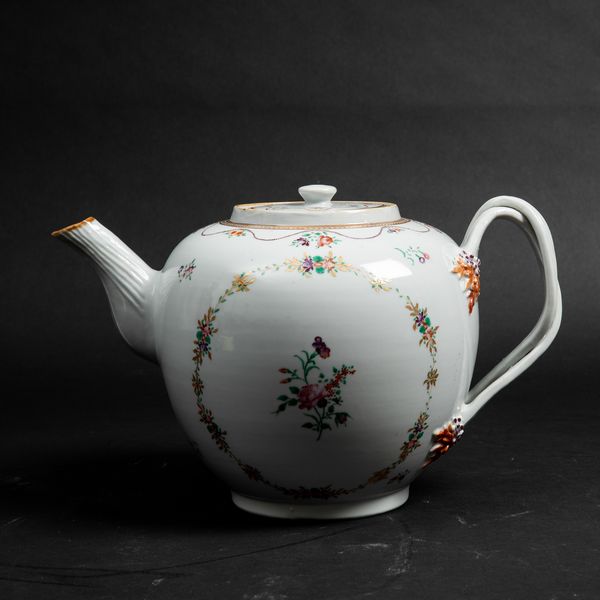 Teiera in porcellana con decoro floreale, Cina, Dinastia Qing, epoca Qianlong (1736-1796)  - Asta Arte Orientale   - Associazione Nazionale - Case d'Asta italiane