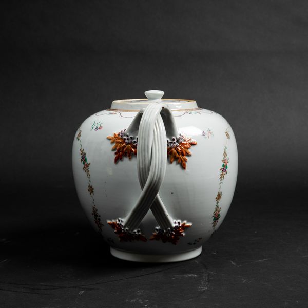 Teiera in porcellana con decoro floreale, Cina, Dinastia Qing, epoca Qianlong (1736-1796)  - Asta Arte Orientale   - Associazione Nazionale - Case d'Asta italiane