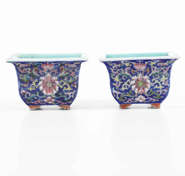 Coppia di giardiniere in porcellana a smalti policromi con decoro a fiori di loto su fondo blu, Cina, Dinastia Qing, XIX secolo  - Asta Arte Orientale   - Associazione Nazionale - Case d'Asta italiane