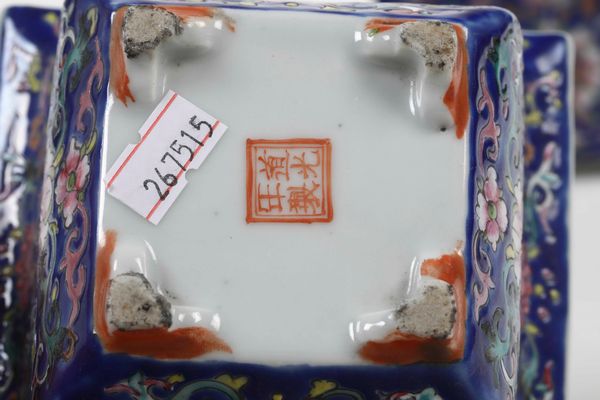 Coppia di giardiniere in porcellana a smalti policromi con decoro a fiori di loto su fondo blu, Cina, Dinastia Qing, XIX secolo  - Asta Arte Orientale   - Associazione Nazionale - Case d'Asta italiane