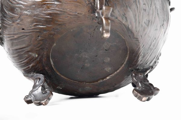 Incensiere in bronzo con anse sagomate, figura di drago a rilievo e con presa del coperchio a foggia di saggio, Giappone, periodo Meiji (1868-1912)  - Asta Arte Orientale   - Associazione Nazionale - Case d'Asta italiane