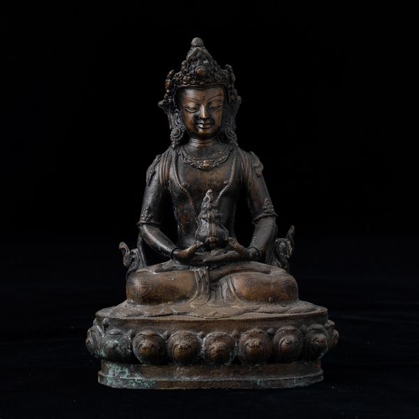 Figura di Avalokitesvara in bronzo seduta su fiore di loto, Tibet, XIX secolo  - Asta Arte Orientale   - Associazione Nazionale - Case d'Asta italiane