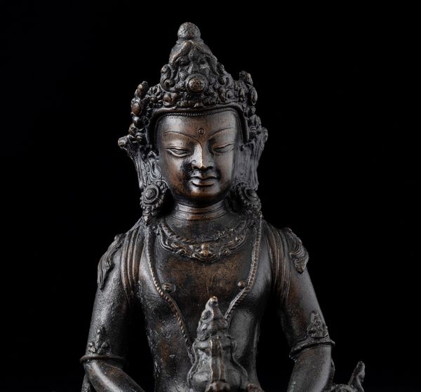 Figura di Avalokitesvara in bronzo seduta su fiore di loto, Tibet, XIX secolo  - Asta Arte Orientale   - Associazione Nazionale - Case d'Asta italiane