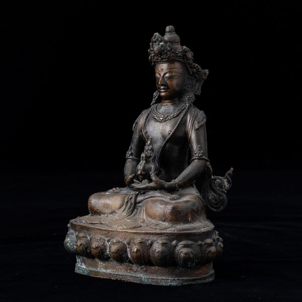Figura di Avalokitesvara in bronzo seduta su fiore di loto, Tibet, XIX secolo  - Asta Arte Orientale   - Associazione Nazionale - Case d'Asta italiane
