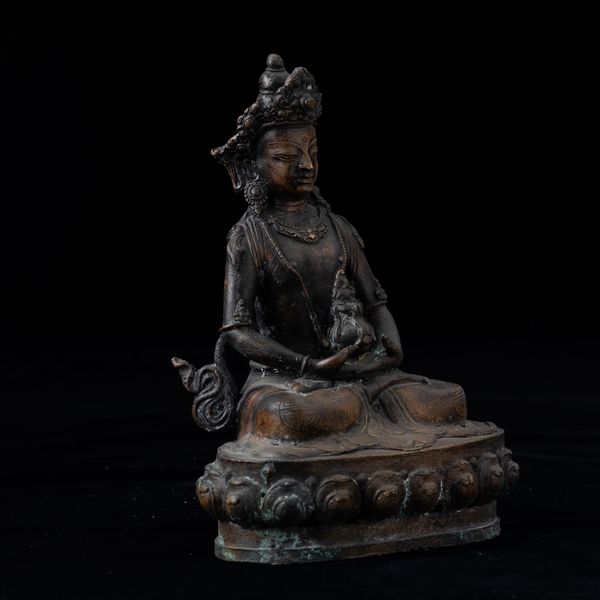 Figura di Avalokitesvara in bronzo seduta su fiore di loto, Tibet, XIX secolo  - Asta Arte Orientale   - Associazione Nazionale - Case d'Asta italiane