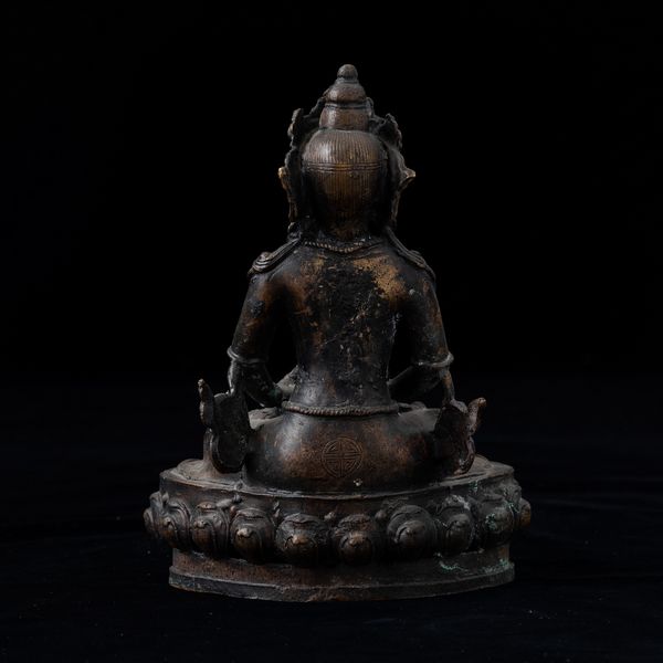 Figura di Avalokitesvara in bronzo seduta su fiore di loto, Tibet, XIX secolo  - Asta Arte Orientale   - Associazione Nazionale - Case d'Asta italiane