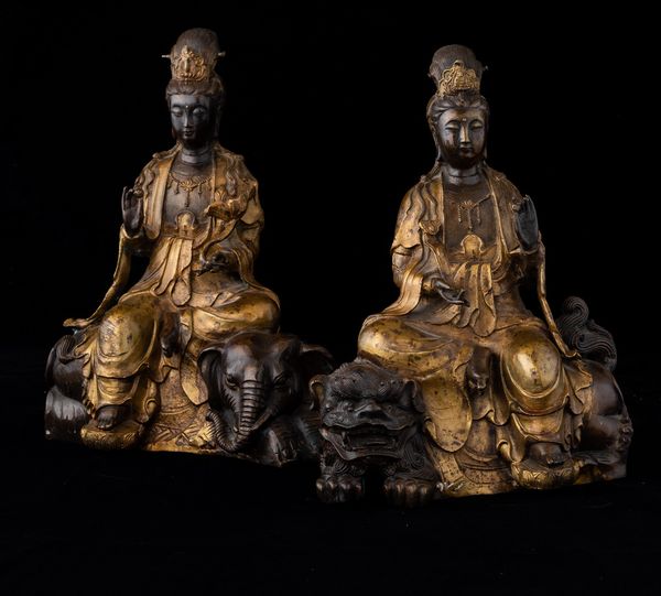 Due figure di Guanyin assise su elefante e leone in bronzo parzialmente dorato, Cina, Dinastia Qing, XIX secolo  - Asta Arte Orientale   - Associazione Nazionale - Case d'Asta italiane