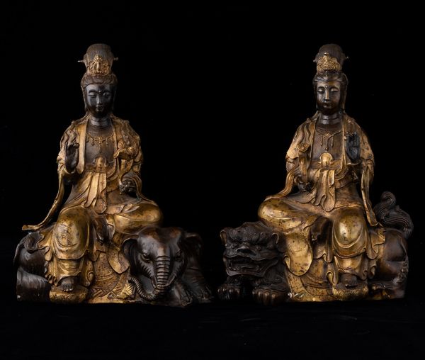 Due figure di Guanyin assise su elefante e leone in bronzo parzialmente dorato, Cina, Dinastia Qing, XIX secolo  - Asta Arte Orientale   - Associazione Nazionale - Case d'Asta italiane