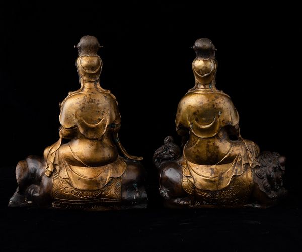 Due figure di Guanyin assise su elefante e leone in bronzo parzialmente dorato, Cina, Dinastia Qing, XIX secolo  - Asta Arte Orientale   - Associazione Nazionale - Case d'Asta italiane