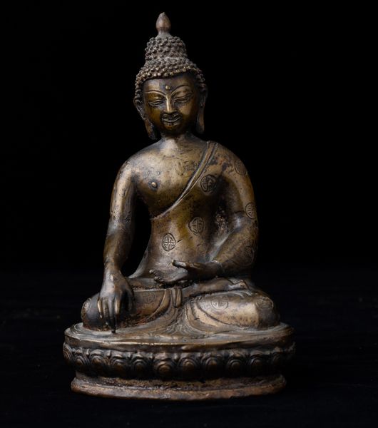 Figura di Buddha Sakyamuni seduto su fiore di loto in bronzo, Tibet, XIX secolo  - Asta Arte Orientale   - Associazione Nazionale - Case d'Asta italiane