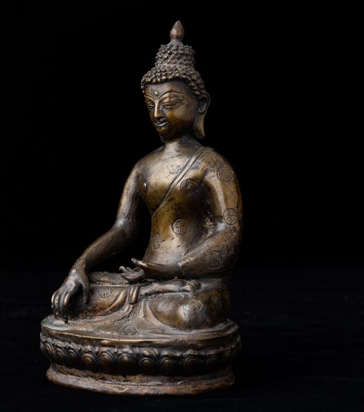 Figura di Buddha Sakyamuni seduto su fiore di loto in bronzo, Tibet, XIX secolo  - Asta Arte Orientale   - Associazione Nazionale - Case d'Asta italiane