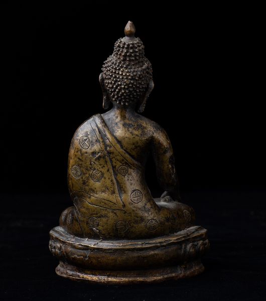 Figura di Buddha Sakyamuni seduto su fiore di loto in bronzo, Tibet, XIX secolo  - Asta Arte Orientale   - Associazione Nazionale - Case d'Asta italiane