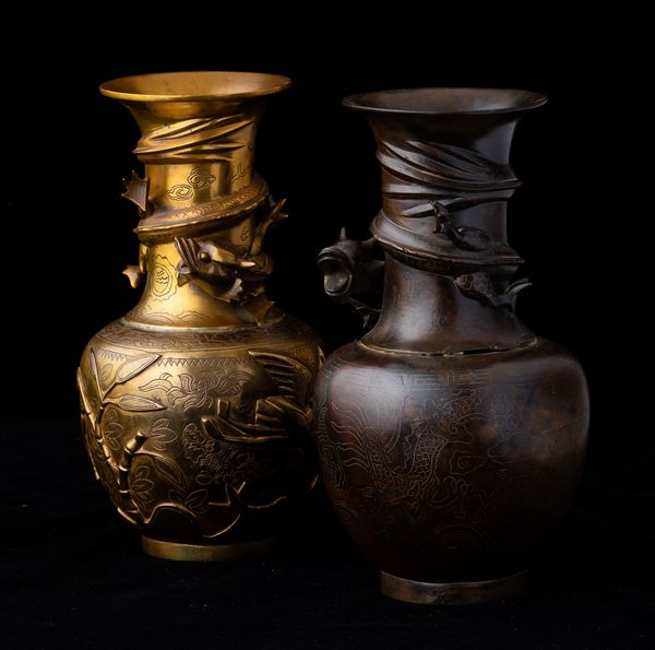 Due vasi diversi in bronzo con figura di drago a rilievo, decori incisi e niellati, Cina, XX secolo  - Asta Arte Orientale   - Associazione Nazionale - Case d'Asta italiane