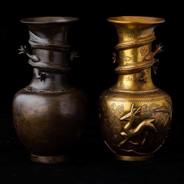Due vasi diversi in bronzo con figura di drago a rilievo, decori incisi e niellati, Cina, XX secolo  - Asta Arte Orientale   - Associazione Nazionale - Case d'Asta italiane