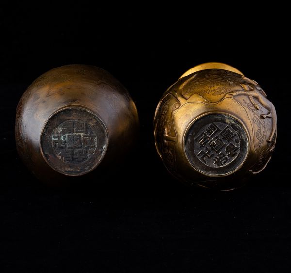 Due vasi diversi in bronzo con figura di drago a rilievo, decori incisi e niellati, Cina, XX secolo  - Asta Arte Orientale   - Associazione Nazionale - Case d'Asta italiane