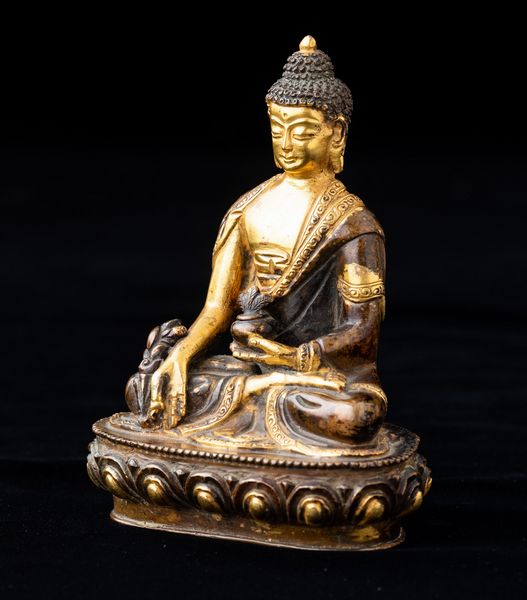 Figura di Buddha Sakyamuni seduto su doppio fiore di loto in bronzo parzialmente dorato, Cina, XX secolo  - Asta Arte Orientale   - Associazione Nazionale - Case d'Asta italiane