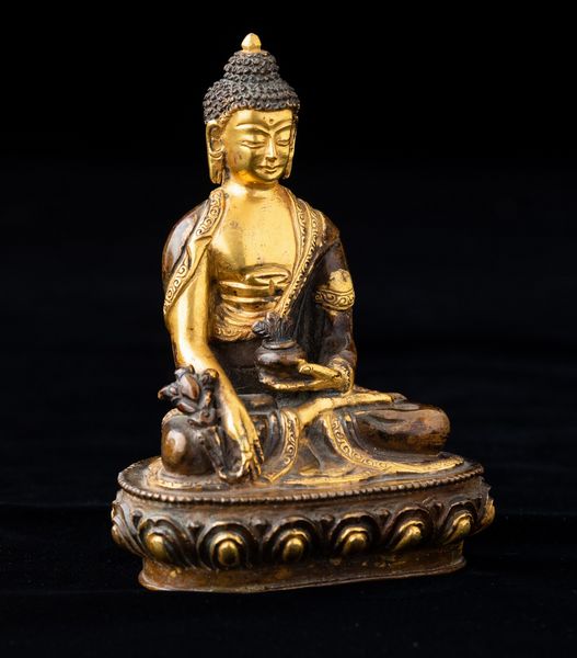 Figura di Buddha Sakyamuni seduto su doppio fiore di loto in bronzo parzialmente dorato, Cina, XX secolo  - Asta Arte Orientale   - Associazione Nazionale - Case d'Asta italiane