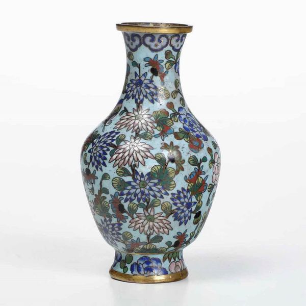 Vaso a smalti con decori floreali su fondo azzurro, Cina, XX secolo  - Asta Arte Orientale   - Associazione Nazionale - Case d'Asta italiane