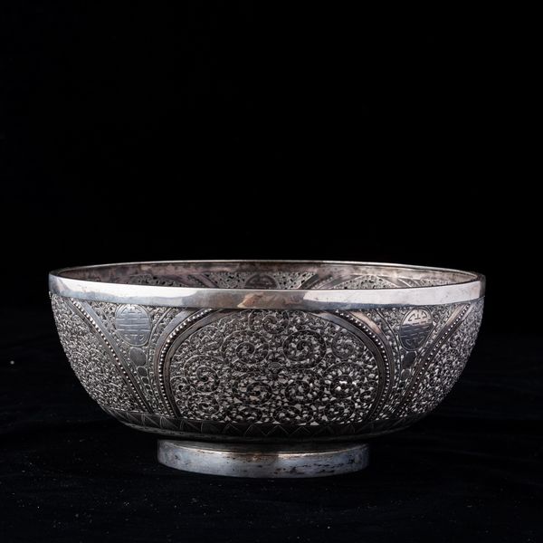 Ciotola in argento con decori incisi e a trafori raffiguranti racemi vegetali e simboli taoisti, Cina, Dinastia Qing, XIX secolo  - Asta Arte Orientale   - Associazione Nazionale - Case d'Asta italiane