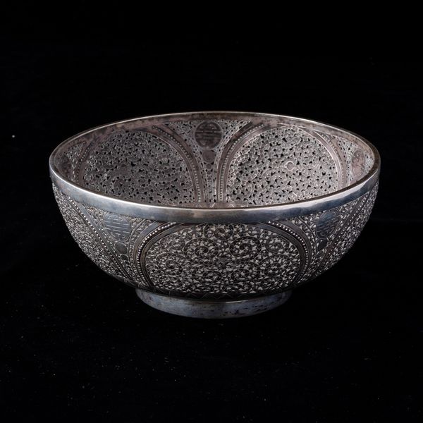 Ciotola in argento con decori incisi e a trafori raffiguranti racemi vegetali e simboli taoisti, Cina, Dinastia Qing, XIX secolo  - Asta Arte Orientale   - Associazione Nazionale - Case d'Asta italiane