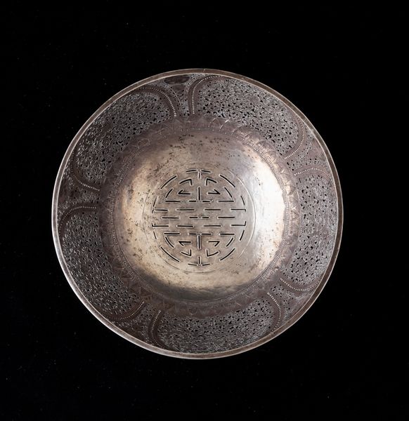 Ciotola in argento con decori incisi e a trafori raffiguranti racemi vegetali e simboli taoisti, Cina, Dinastia Qing, XIX secolo  - Asta Arte Orientale   - Associazione Nazionale - Case d'Asta italiane