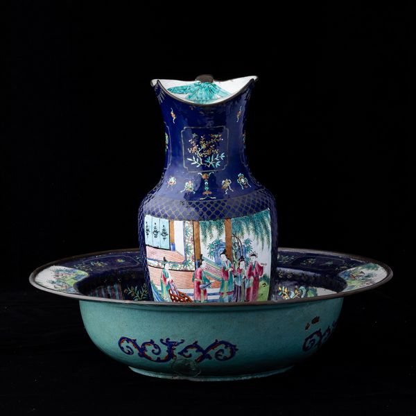 Versatoio e catino in smalto con scene di vita comune entro riserve e decori naturalistici su fondo blu, Canton, Cina, Dinastia Qing, XIX secolo  - Asta Arte Orientale   - Associazione Nazionale - Case d'Asta italiane