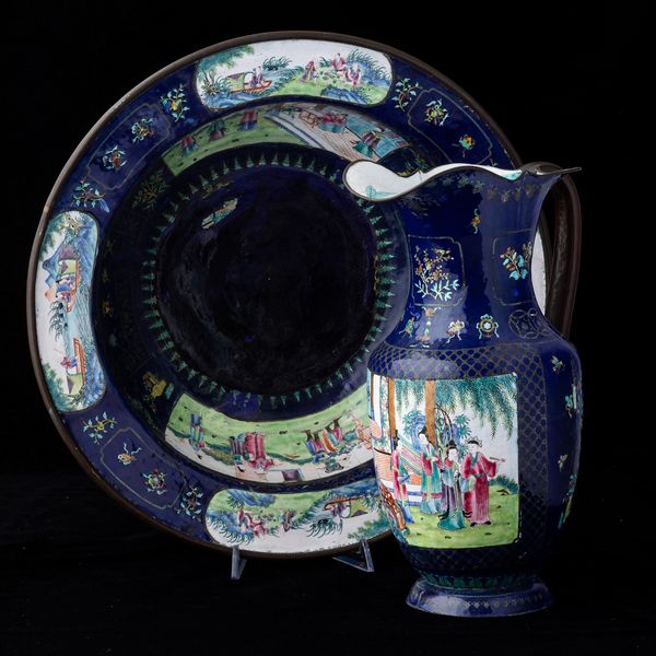 Versatoio e catino in smalto con scene di vita comune entro riserve e decori naturalistici su fondo blu, Canton, Cina, Dinastia Qing, XIX secolo  - Asta Arte Orientale   - Associazione Nazionale - Case d'Asta italiane