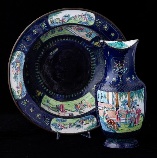 Versatoio e catino in smalto con scene di vita comune entro riserve e decori naturalistici su fondo blu, Canton, Cina, Dinastia Qing, XIX secolo  - Asta Arte Orientale   - Associazione Nazionale - Case d'Asta italiane