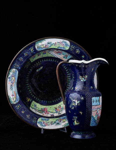 Versatoio e catino in smalto con scene di vita comune entro riserve e decori naturalistici su fondo blu, Canton, Cina, Dinastia Qing, XIX secolo  - Asta Arte Orientale   - Associazione Nazionale - Case d'Asta italiane