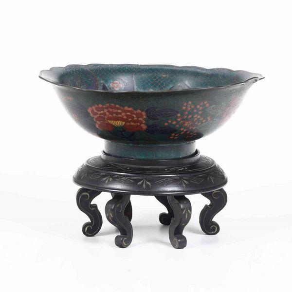 Ciotola in smalto con soggetti naturalistici entro riserve e decori floreali, Cina, Dinastia Qing, XIX secolo  - Asta Arte Orientale   - Associazione Nazionale - Case d'Asta italiane