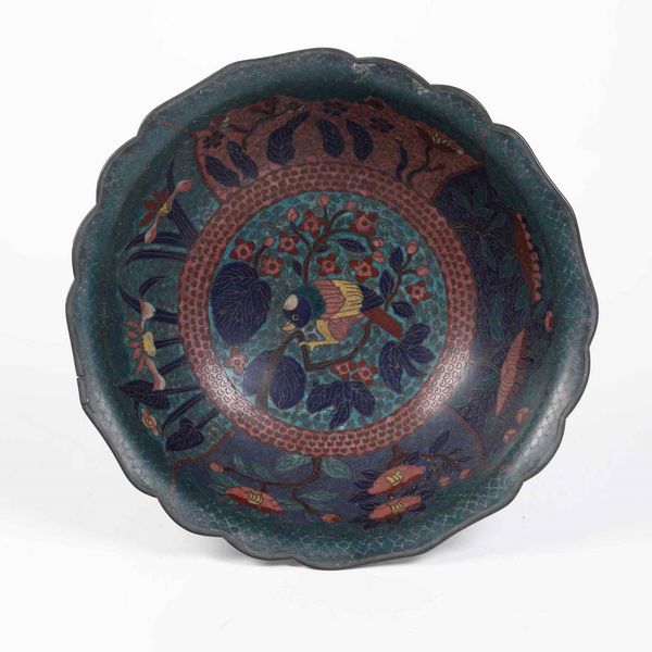 Ciotola in smalto con soggetti naturalistici entro riserve e decori floreali, Cina, Dinastia Qing, XIX secolo  - Asta Arte Orientale   - Associazione Nazionale - Case d'Asta italiane