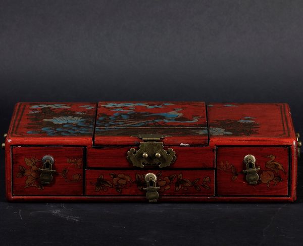 Piccola valigetta da viaggio in legno laccato con specchio e figure di pavoni, Cina, XX secolo  - Asta Arte Orientale   - Associazione Nazionale - Case d'Asta italiane
