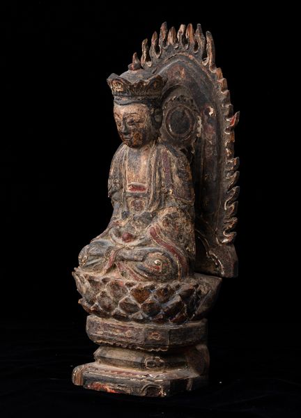 Figura di Buddha Amitayus seduto su fiore di loto entro aura scolpito in legno con tracce di policromia, Cina, probabilmente Dinastia Ming  - Asta Arte Orientale   - Associazione Nazionale - Case d'Asta italiane