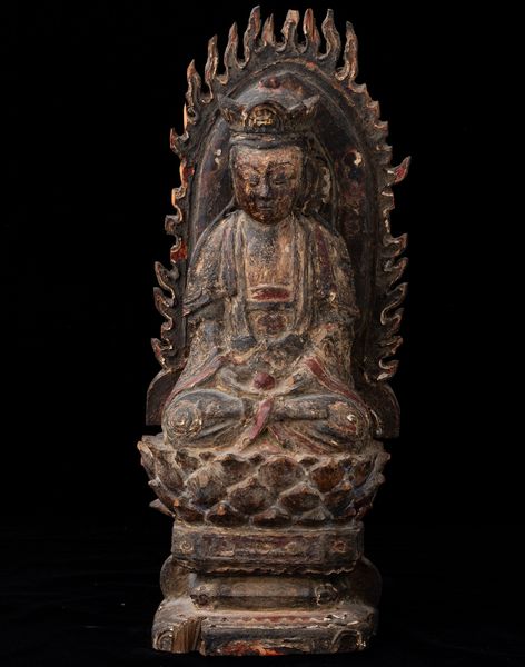 Figura di Buddha Amitayus seduto su fiore di loto entro aura scolpito in legno con tracce di policromia, Cina, probabilmente Dinastia Ming  - Asta Arte Orientale   - Associazione Nazionale - Case d'Asta italiane